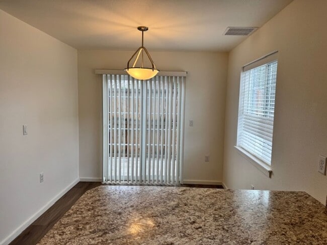 Building Photo - 2 STORY DUPLEX IN THE HEART OF PHOENIX OREGON