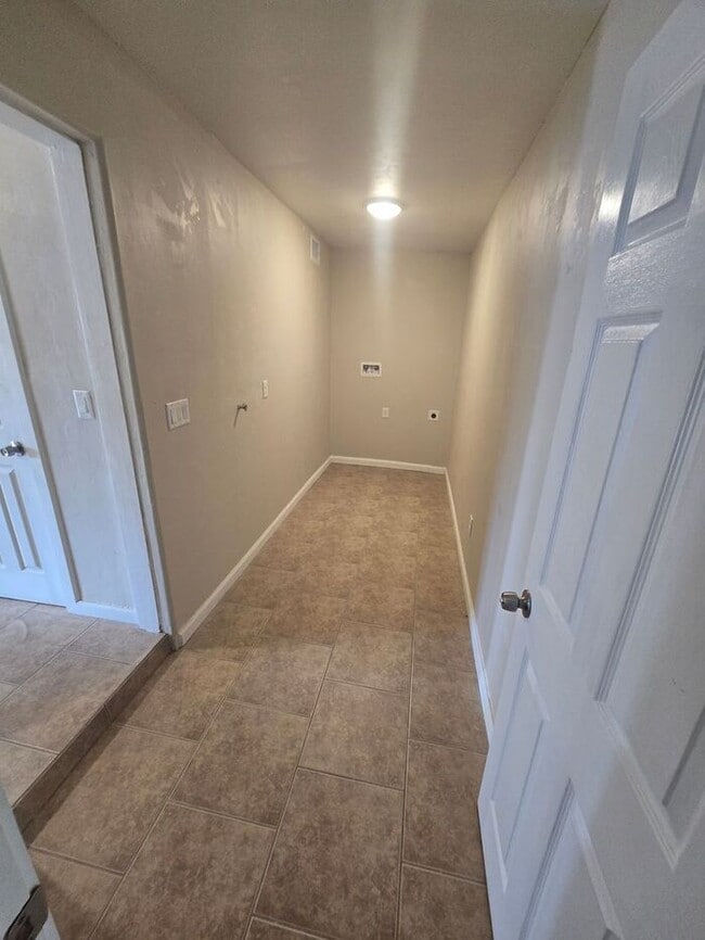 Building Photo - Spacious 3bd/1ba in a HUGE GATED Property!