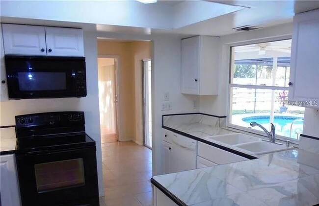 Building Photo - Spacious 4-Bed Pool Home in Gulf Gate East - Available Now!