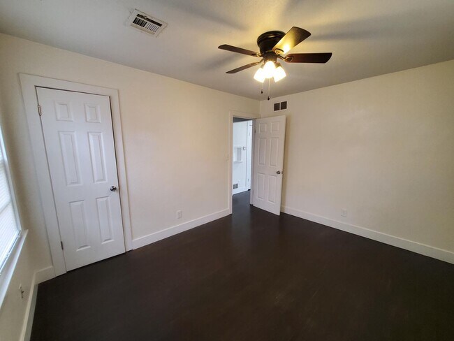 Building Photo - Free standing home just 2 blocks from Central and Mclean