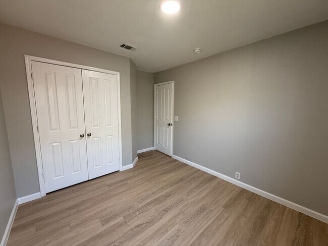 Building Photo - 1909 Morning Dove Dr