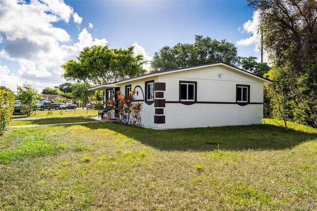 Building Photo - 15200 Railroad Dr