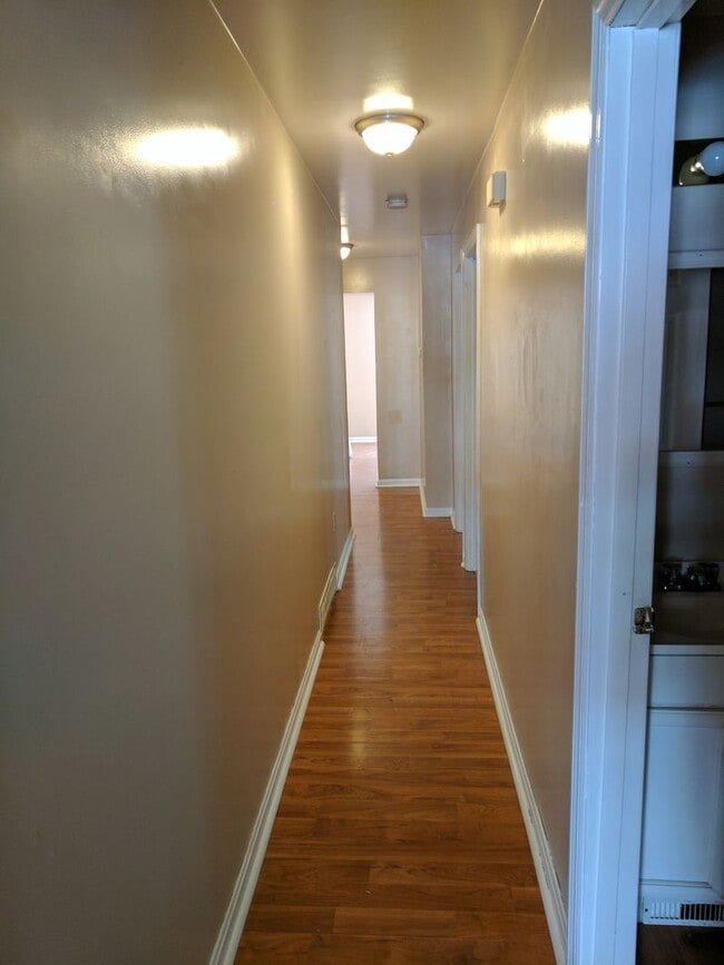 Building Photo - South Oakland renovated apartment