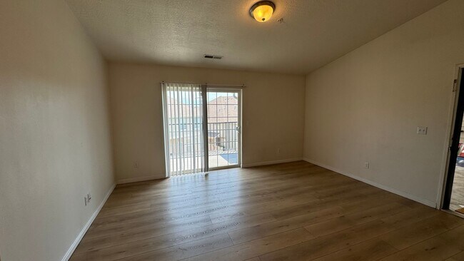 Building Photo - 3 bedroom 2 bath!! Available Now!!