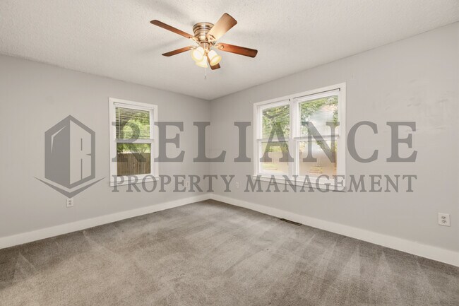 Building Photo - 703 S Grove Dr