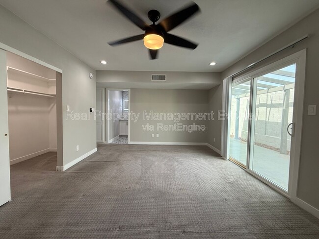 Building Photo - 606 E Royal Palm Square N