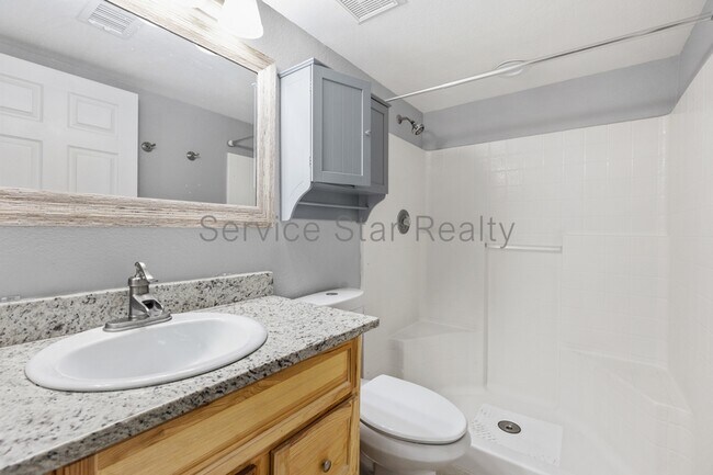 Building Photo - 220 N 22nd Pl