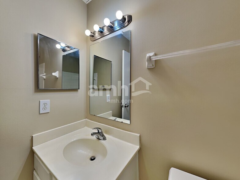 Building Photo - 1216 Walker Springs Dr
