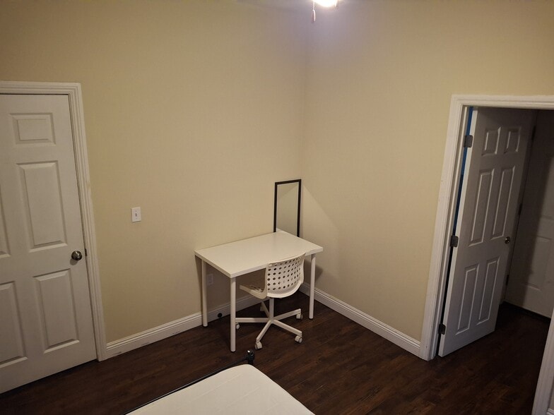 Building Photo - 1248 W 37th Dr