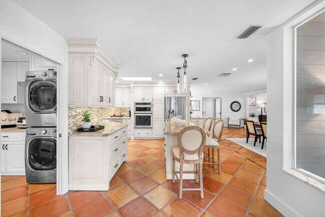 Building Photo - 18 Bristol Ln