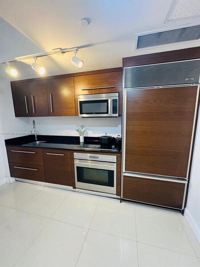 Building Photo - 475 Brickell Ave