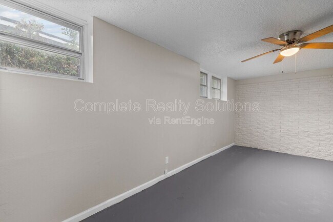 Building Photo - 1821 Korando Ave