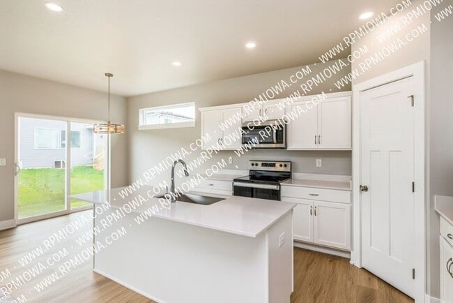 Building Photo - 709 NE Hunter Dr