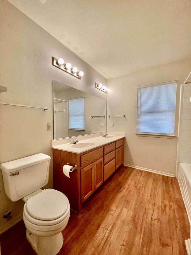 Building Photo - Eclectic 3 Bedroom, 2 Bathroom Home - 2 Car Garage - Fenced Yard and More!