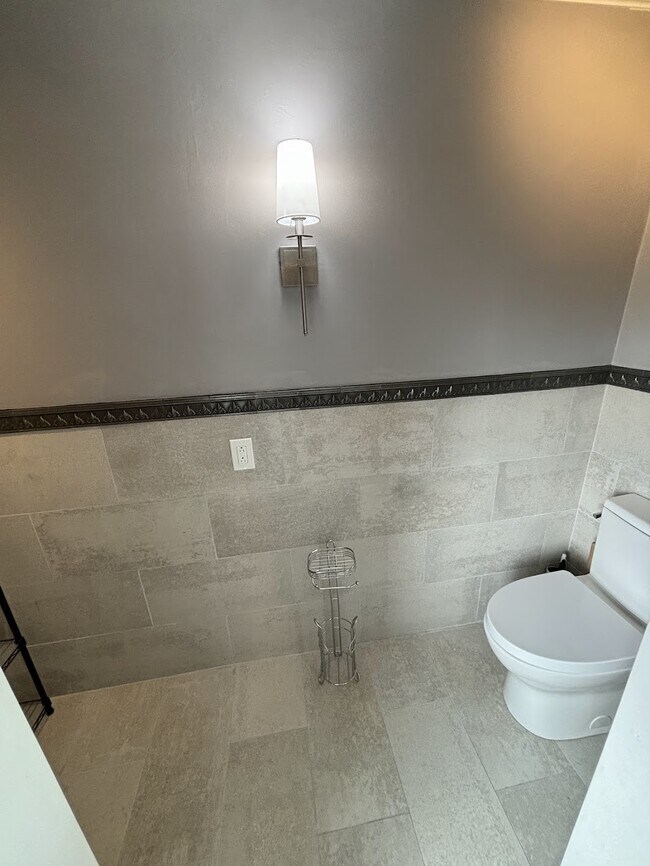 primary bathroom toilet room - 4627 Mountain View Dr