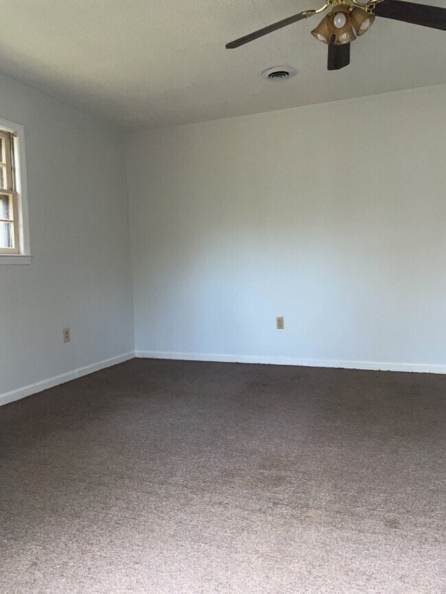 Building Photo - Broadway Lake Townhouse Style Apartment
