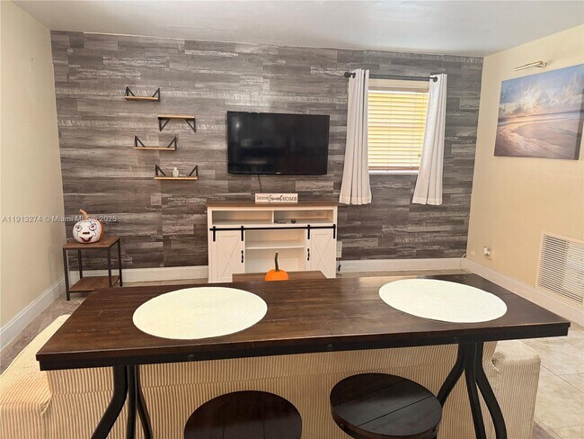 Building Photo - 2435 Wilson St