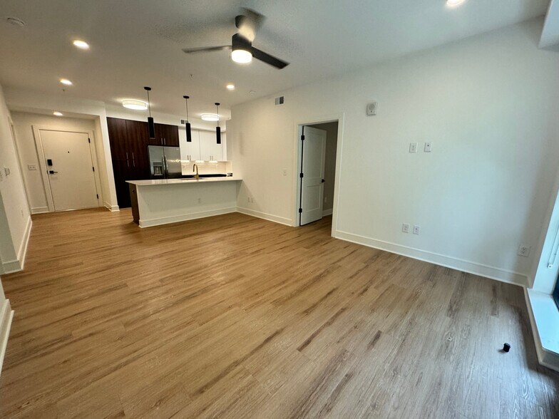 Building Photo - Room in Condo on W Peace St