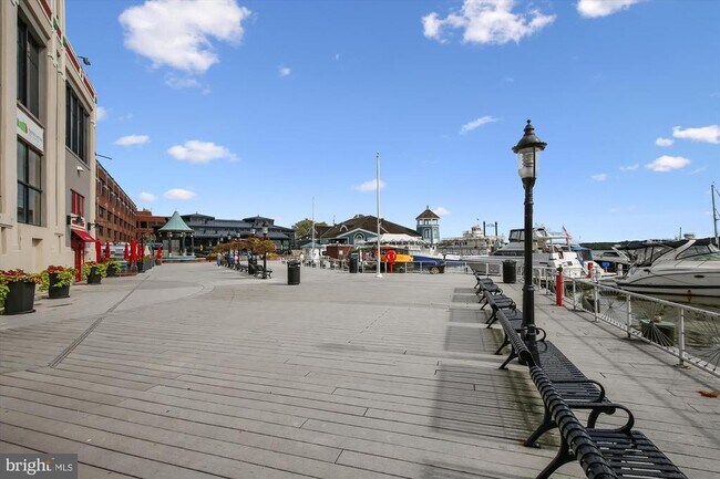 Building Photo - 537 E Duncan Ave