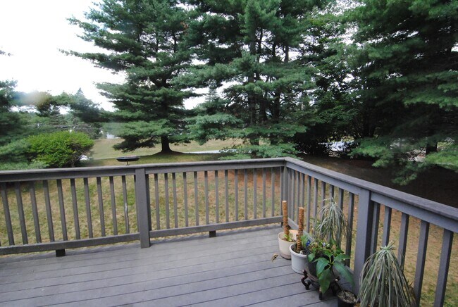 Building Photo - 7 Meadowview Cir