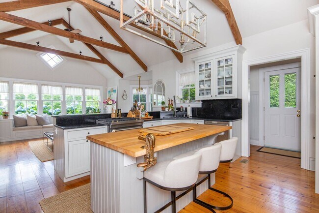 Building Photo - 135 Meeting House Ln