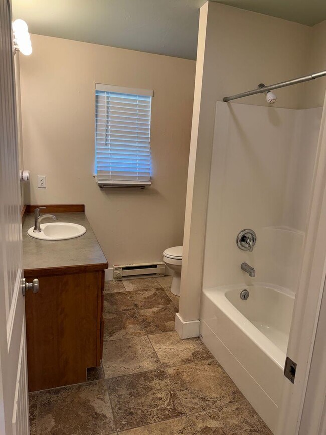 Building Photo - 3 Bedroom 2 Bathroom South of Bozeman!