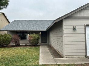 Building Photo - Updated home in The Pines