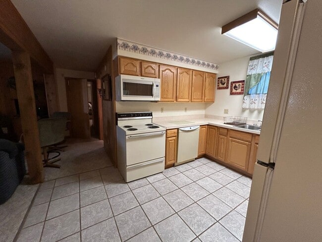 Building Photo - Beautiful Furnished 2 Bedroom Basement Apa...