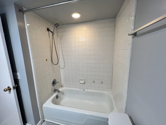 Building Photo - 303 E Montcastle Dr