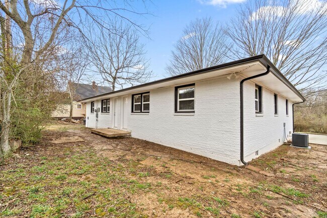 Building Photo - 904 Richardson St