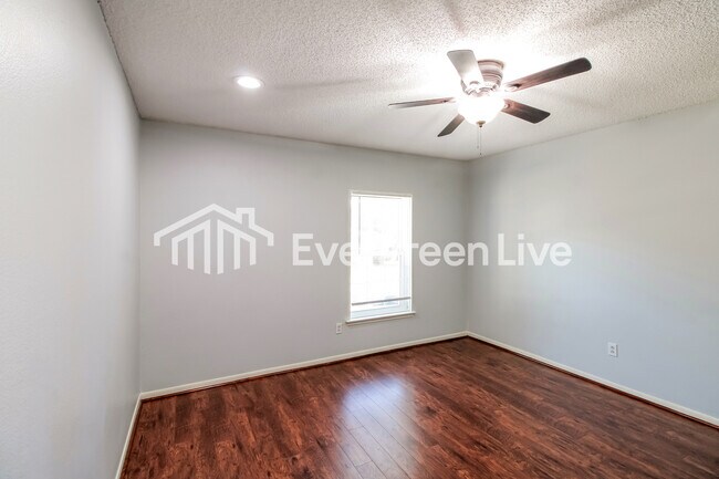 Building Photo - 918 Long Prairie Dr