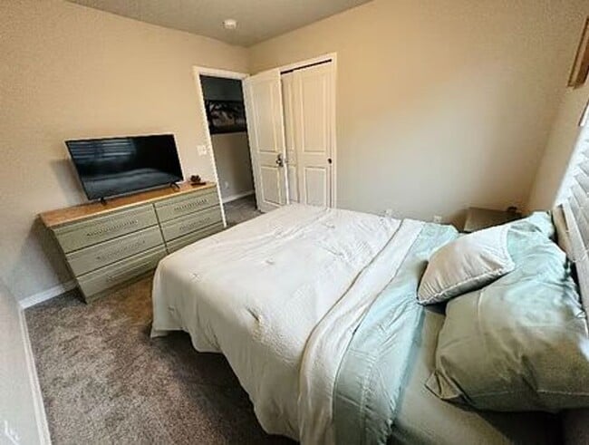 Building Photo - $2600 - 3BR/2.5BA Charming fully furnished...