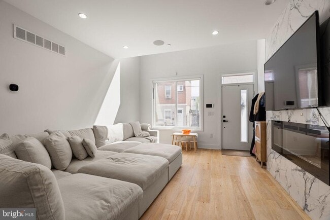 Building Photo - 2409 Oakford St