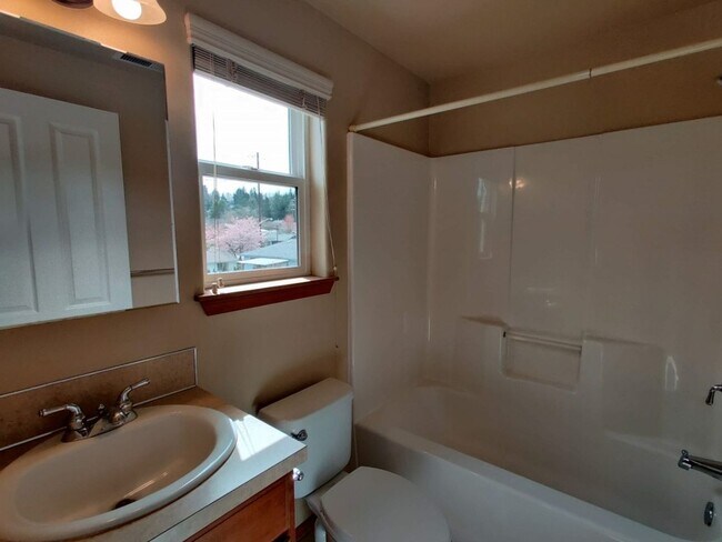 Building Photo - Tumwater Hill Town Home