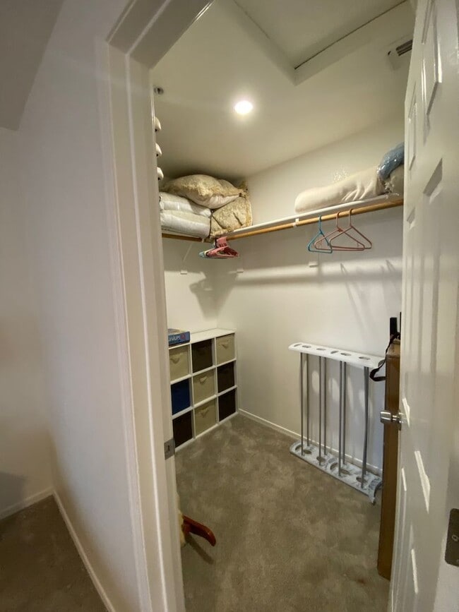 Building Photo - 3045 Palisades Dr
