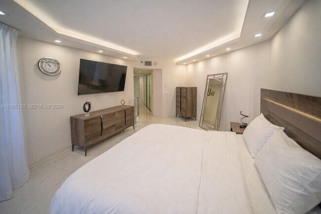 Building Photo - 16445 Collins Ave