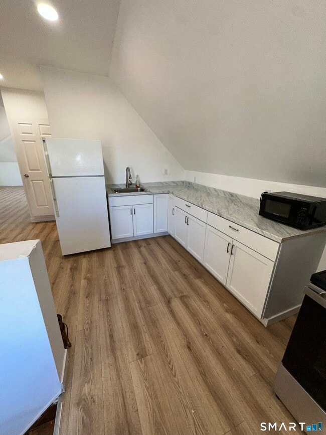 Building Photo - 27 E 9th St