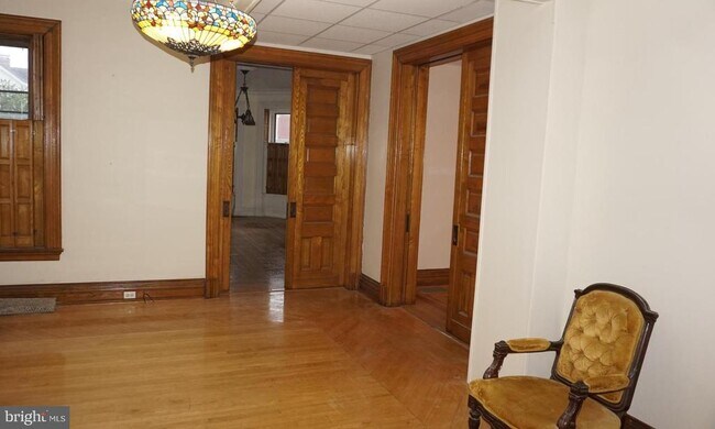 Building Photo - 200 E Walnut St