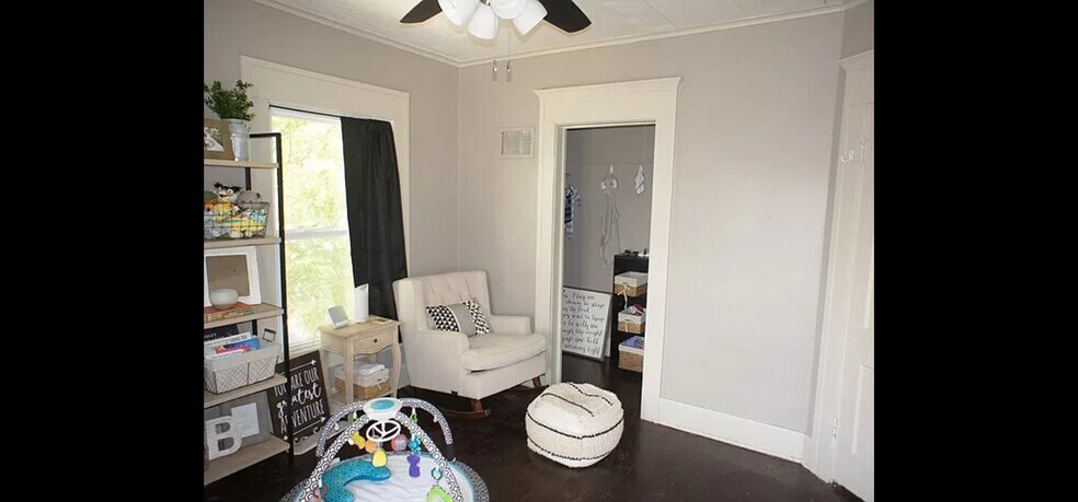 Building Photo - 901 S Broadway St