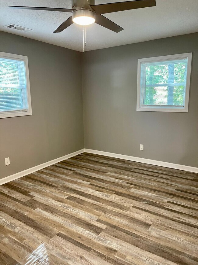 Building Photo - Beautifully remodeled home in Riverdale wi...