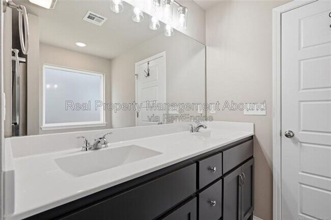 Building Photo - 3706 S 13th Pl