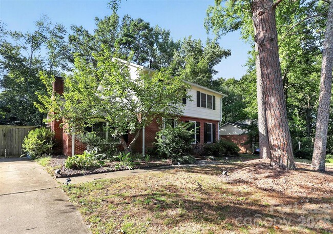 Building Photo - 2438 Knickerbocker Dr