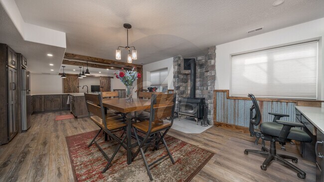 Building Photo - Country Living on 13.5 Acres