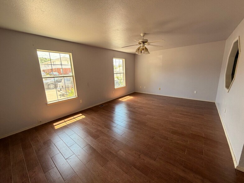 Building Photo - 1120 Farley Cir
