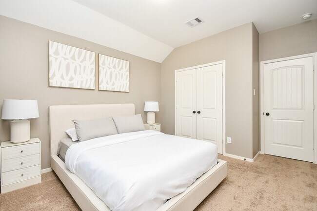 Building Photo - 24119 Via Renata Dr