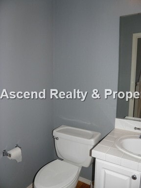 Building Photo - Available NOW! Small Pet OK Great Bethany Location Fenced Yard Quick Access to Nike, Columbia Spo...