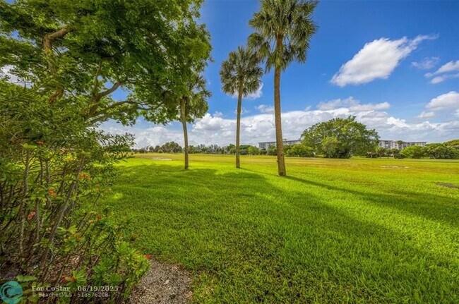 Building Photo - 2850 N Palm Aire Dr