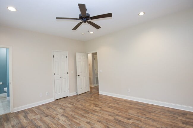 Building Photo - 102 Willow Creek Ln