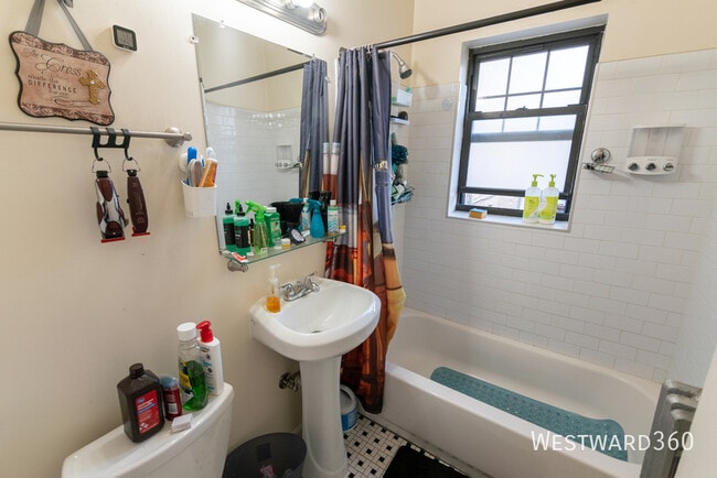 Building Photo - 1618 W Farwell Ave