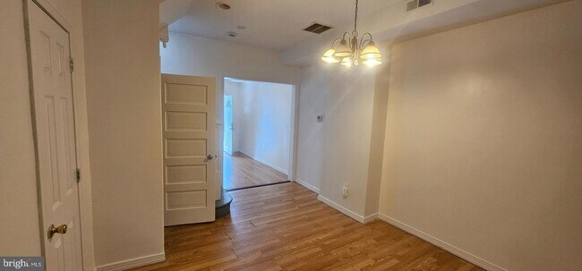 Building Photo - 2548 Oswego Ave
